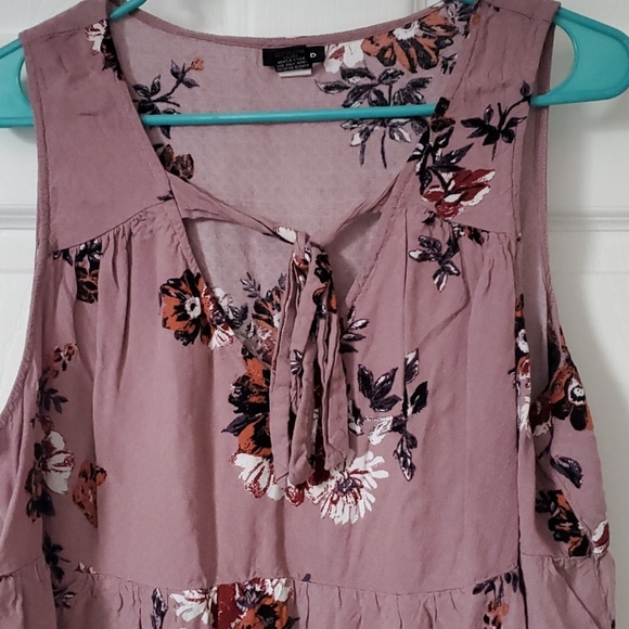 Torrid 0x floral empire waist top with tie neck - Picture 2 of 4